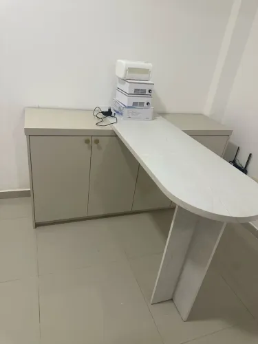 Mesa com armário