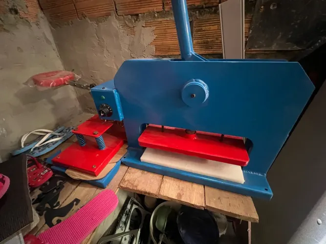 Máquina de corta e estampa chinelos