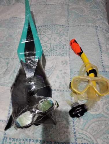 Nadadeira e acessórios de mergulho. Snorkel e óculos de mergulho , por 300 reais