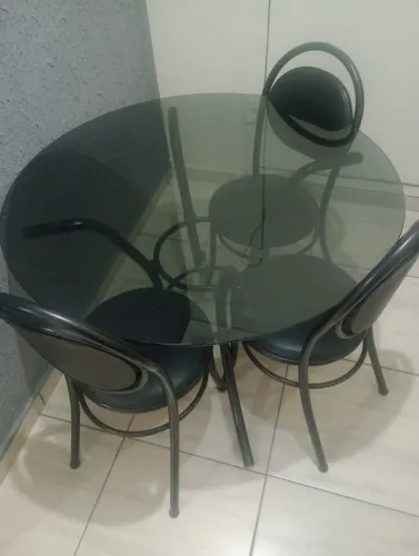 Vendo mesa de vidro com 3 cadeiras