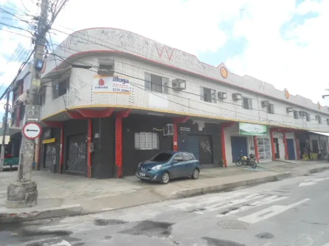 Centro comercial localização privilegiada com 9 lojas novas, media de 70m² cada, locação p