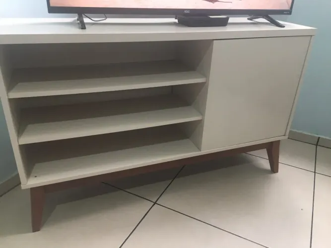 Rack mudei com pés de madeira