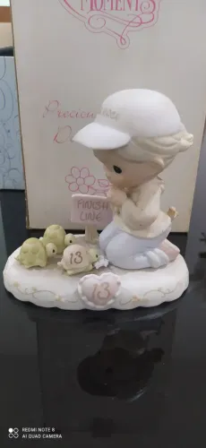 Precious Moments Estatueta de menina loira com boneca de 13 anos