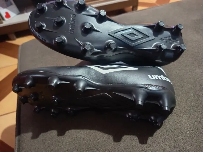 Chuteira Umbro Campo Preta e Branca - Nova na Etiqueta (Tam 36)