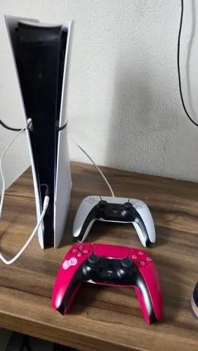 Vendo ou troco ps5 slim 1tb mais dois controles