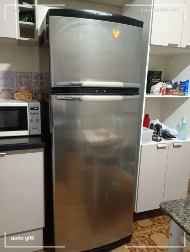 Geladeira com defeito ( não gela embaixo )