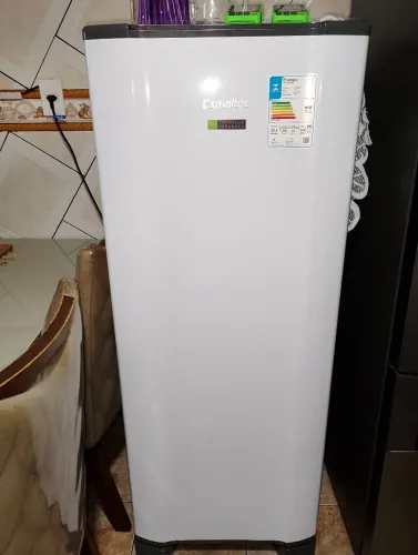 Vendo refrigerador Esmaltec zero bala. Apenas dois meses de uso.