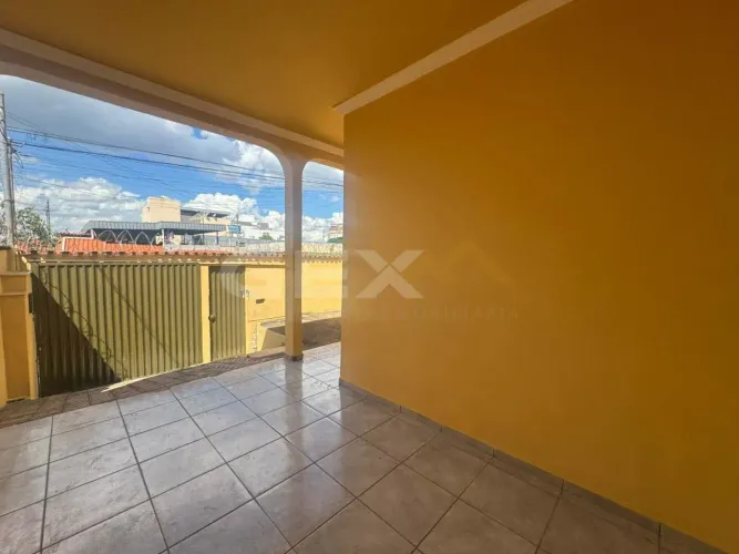Casa à venda no bairro Bom Pastor em Divinópolis MG.