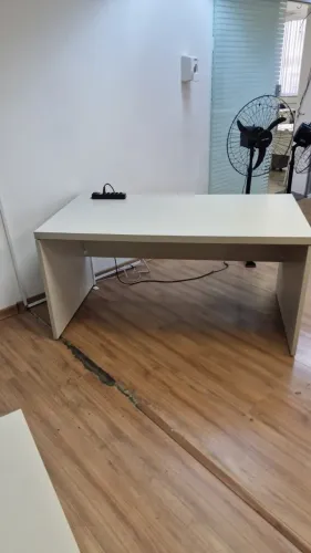 Mesa de escritório 1,40 X 1,00 com gaveteiro