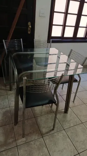 Mesa com tampo de vidro e cadeiras