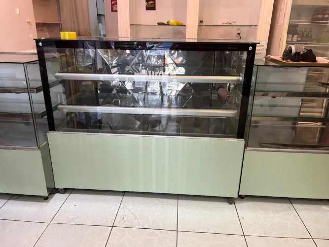 Vendo três vitrines, quente, natural e gelado.