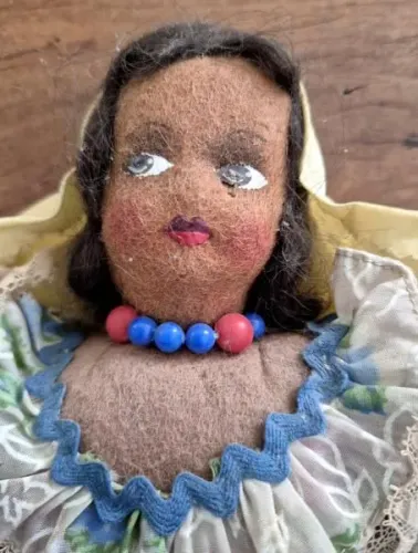 Boneca de feltro artesanal pintada a mão - década de 60