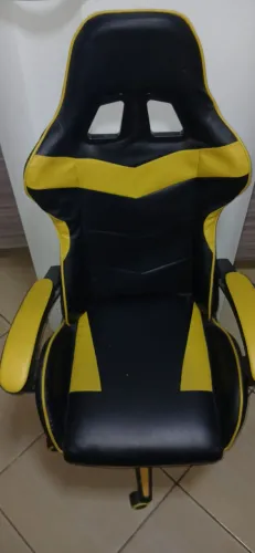 Vendo cadeira gemer com um pequeno furo atrás