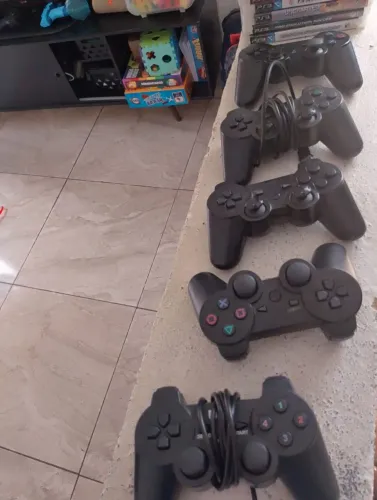 Vendo PS3 com 4 controles e 22 jogos