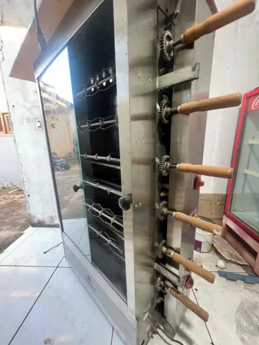 Máquina de assar galeto