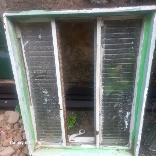 JANELA BASCULANTE 70x54 FALTA 1 DOS VIDROS