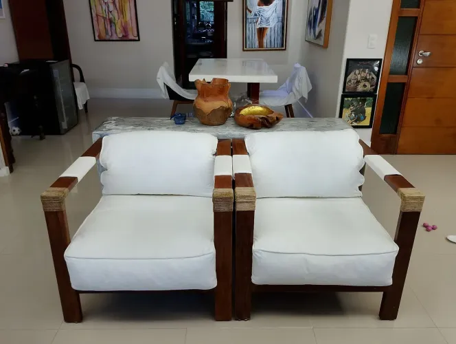 LINDAS POLTRONAS DE MADEIRA COM ALMOFADAS