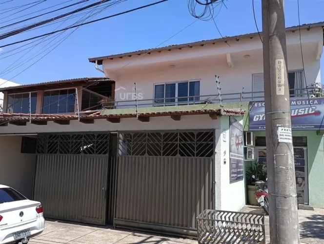 Casa com Renda no Setor Central de Goiânia  3 Lojas Alugadas e Ótima Rentabilidade