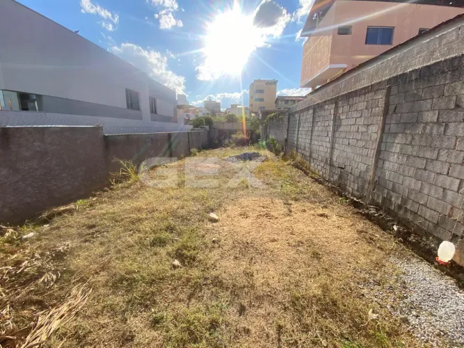 Terreno à Venda com 400m² no Bairro L.P Pereira em Divinópolis MG.