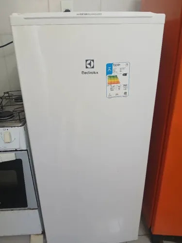 Frezzer excelente vertical e compacto.