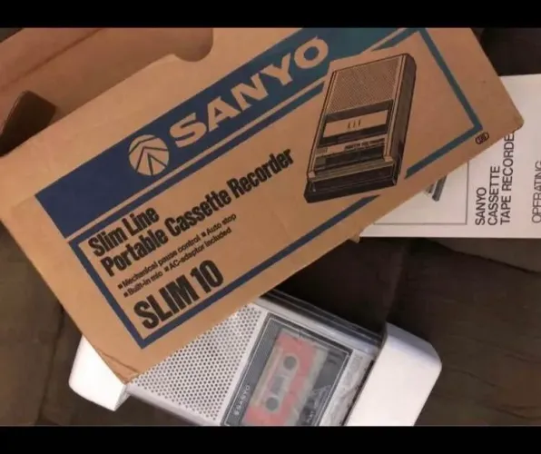 Gravador Sanyo na caixa. 