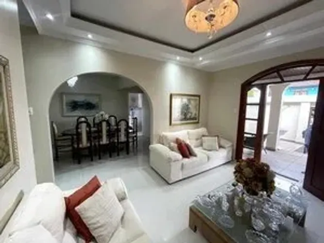 Casa Espaçosa 500m² c/ 3 Qts sendo 2 Suítes e Piscina no Bairro Dom Pedro / Financia