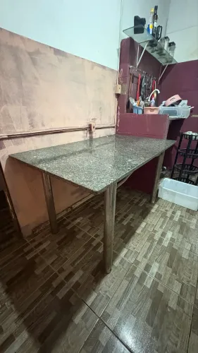Mesa de granito com base de metal
