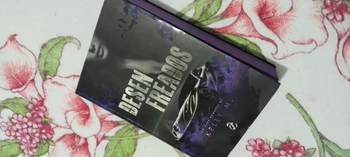 Livro: Desenfredos-Dark Romance de Kelly M.