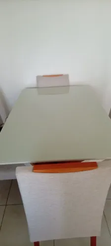 Mesa de jantar retangular, com 6 cadeiras cor cinza-claro