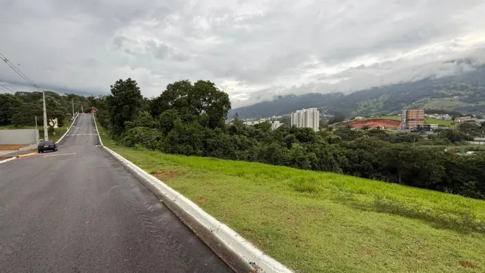 Oportunidade Única em Extrema - MG: Terreno em condomínio 1900m² por R$ 550 mil