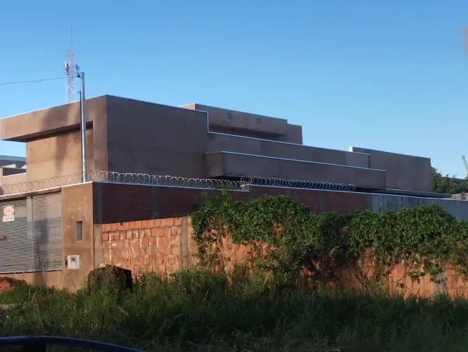 Casa á venda com 2 aptos, 1 suíte, área gourmet, piscina no Piratininga em Campo Grande -