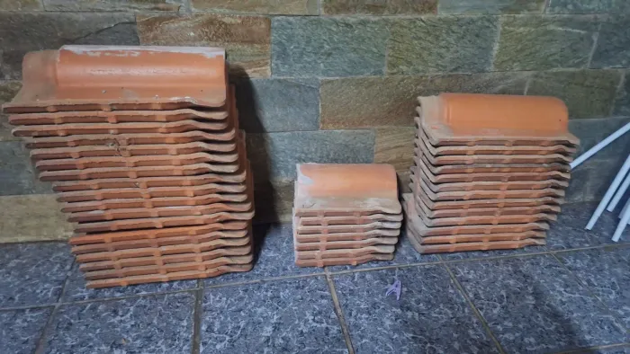 Telha romana resinada.