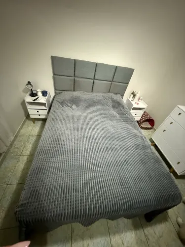 Cama queen, colchão e cabeceira