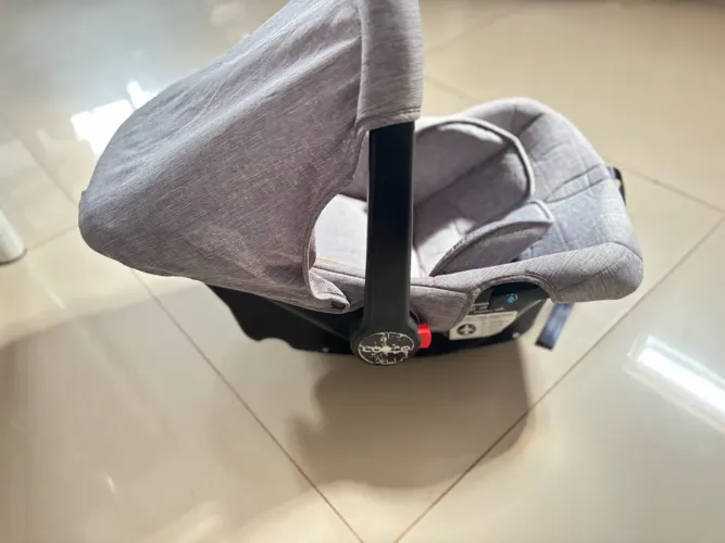 Carrinho de bebê com bebê conforto cosco