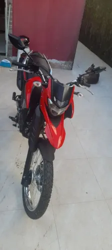 Lander vermelha único dono. Pouco uso.