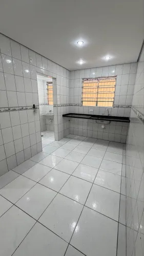 Sobrado reformado, com suite e sacada, 2 quartos e 3 banheiros.