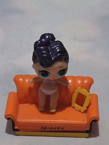 BONECA LOL SURPRISE/SOFÁ F.R.I.E.N.D.S. PARA COLECIONADOR.