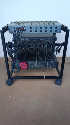 Raque de som com mesa