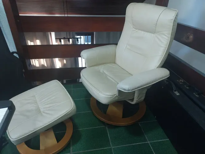 Poltrona do papai com puff giratória na cor bege