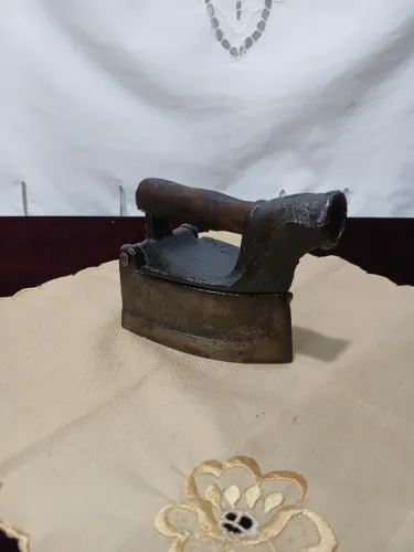 Antigo Ferro De Passar A Carvão Tamanho Pequeno