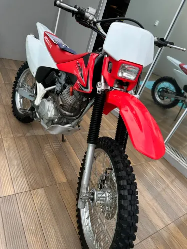 Vendo crf moto bem conservada