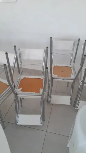 Mesas de madeiras e cadeiras