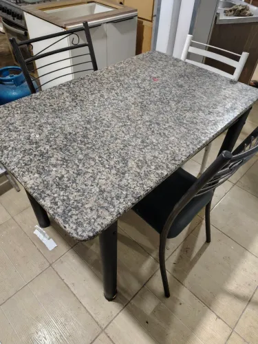 Mesa de mármore usada com 2 cadeiras