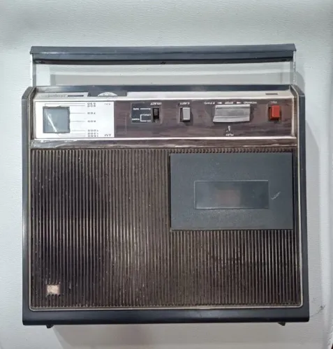 Rádio AM toca-fitas tape deck / gravador de mesa antigo - leia atentamente a descrição