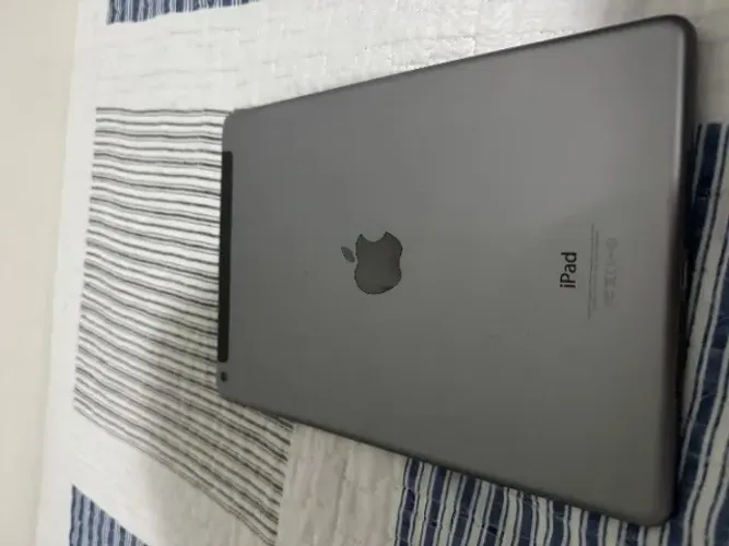 iPad Air 1ª Geração 9.7 (Modelo A1475) - Usado em bom estado + Capa + Cabo auxiliar apple