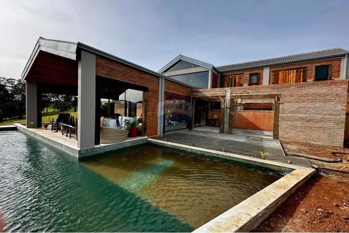 Luxo e Natureza: Casa de Sonho em Joanópolis Pé na água