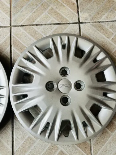 Vendo 4 calotas para o new fiesta aro 15 originais. Estão novas *.