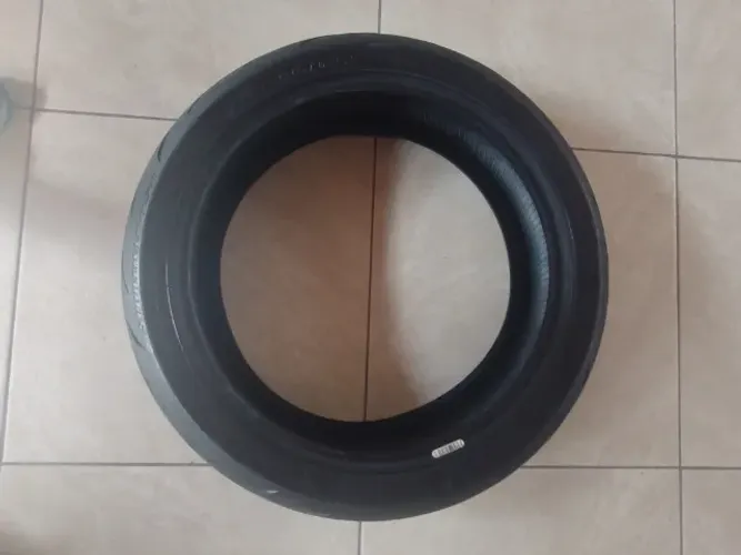 Pneu Dunlop 180 55 R17 traseiro para moto de alta cilindrada