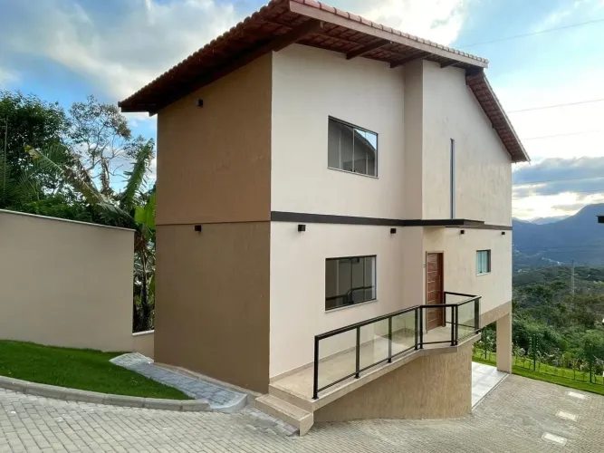 Casa em construção com 03 quartos em pequeno condomínio nas Braunes