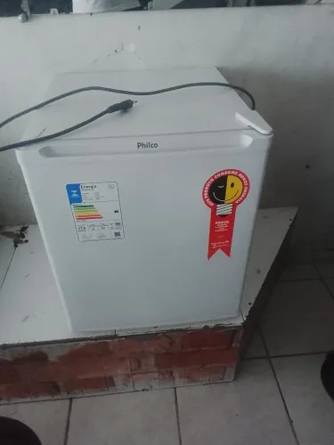 Frigobar semi novo